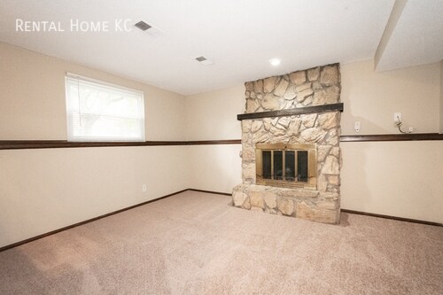 Building Photo - Roomy duplex w/ Finished Lower Level + Fen...