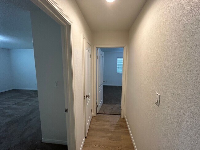 Building Photo - Large 5 Bedroom/2 Bathroom NW Bakersfield ...