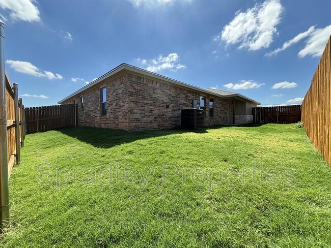 Building Photo - 1040B Edwards Dr