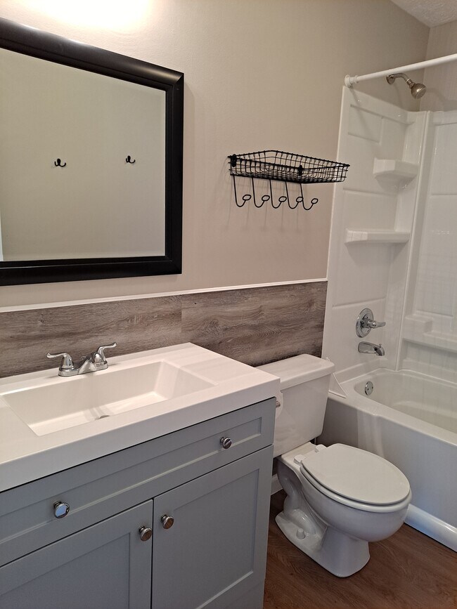 hall bath - 7641 Saundersville Rd