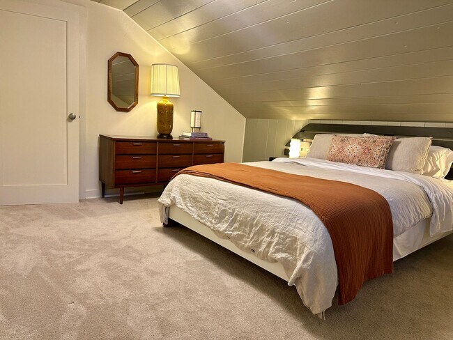 Building Photo - Gorgeous Maple Leaf Property - Huge Yard a...