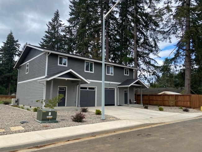 Building Photo - **SPRING SPECIAL- $200 off first months rent**  3 Bedroom Duplex in Veneta