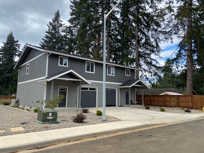 Building Photo - **SPRING SPECIAL- $400 off first months rent**  3 Bedroom Duplex in Veneta