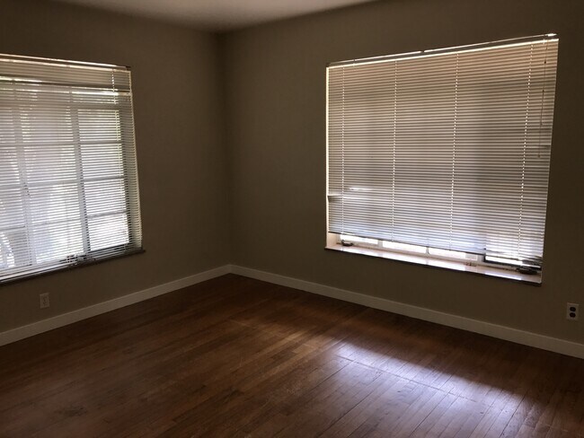 Building Photo - 3 bed home in historic area for rent near the Paseo district, on Hudson between NW 23rd and NW 36th.
