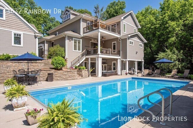 Building Photo - 3632 Rainbow Dr