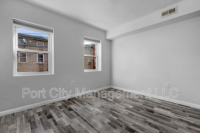 Building Photo - 106 S Regester St