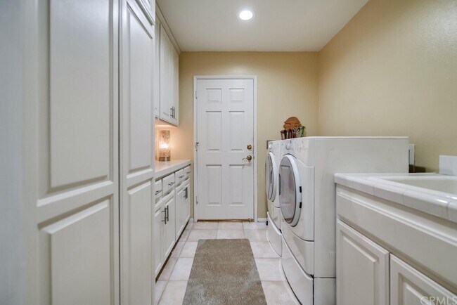 Building Photo - 7380 Live Oak Dr