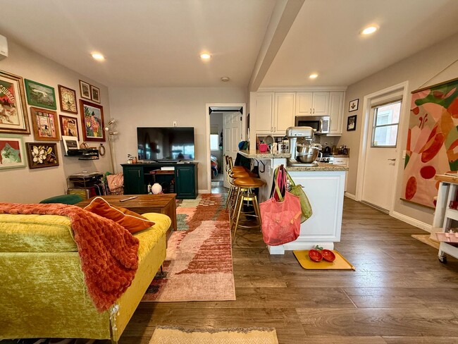 Building Photo - Modern Bungalow with W/D + A/C! Assigned Parking Included & 1 Garage Storage!