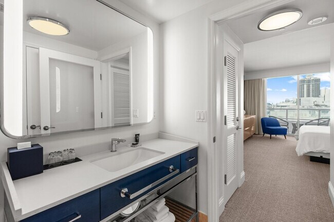 Building Photo - 4401 Collins Ave