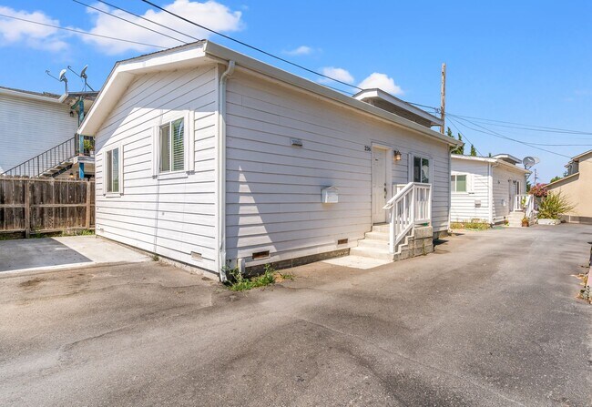 Building Photo - Move-In Ready! A Bright & Open Designer Co...