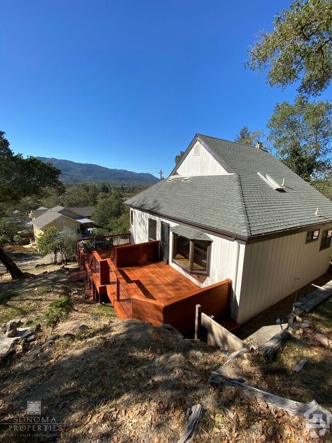 Building Photo - City Meets Serenity – Hillside 3bd/2ba Hou...