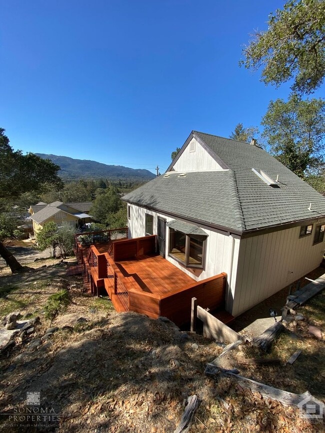Primary Photo - City Meets Serenity – Hillside 3bd/2ba Hou...