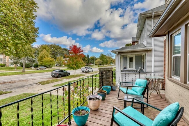 Building Photo - 5113 W Wisconsin Ave