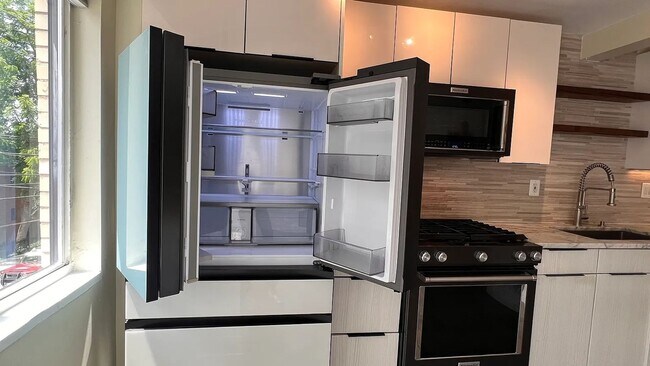 Building Photo - Great 2 Bed / 1 Bath Apartment near Embass...