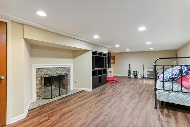 Building Photo - 235 Elden Dr NE