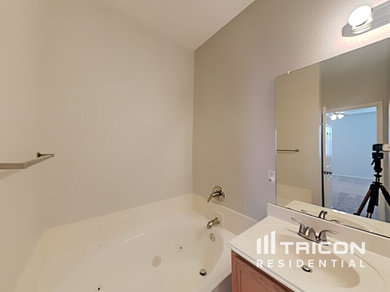 Building Photo - 4345 Park Creek Cir N