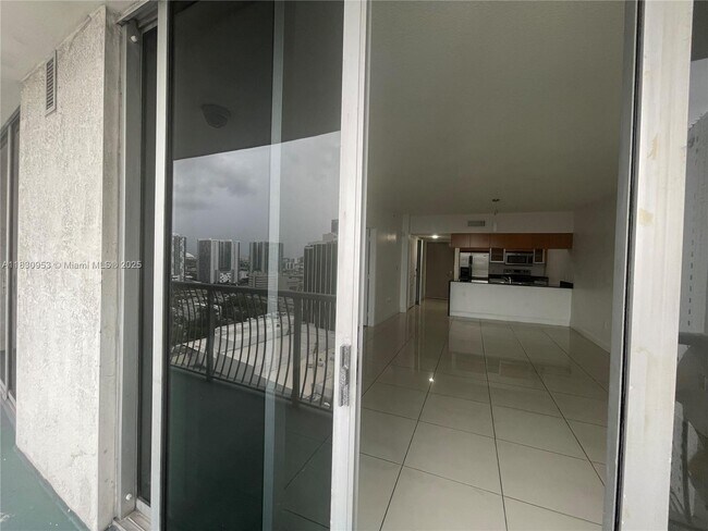 Building Photo - 1750 N Bayshore Dr
