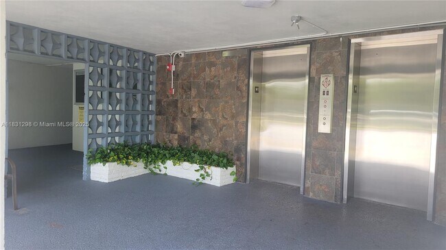 Building Photo - 950 Hillcrest Dr