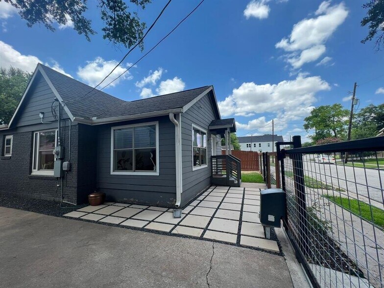 Building Photo - 4520 Sharon St