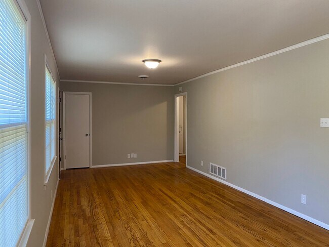 Building Photo - 3-Bedroom  cutie ! APPLY today at All3Real...