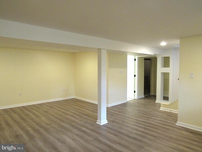 Building Photo - 5515 Helmont Dr