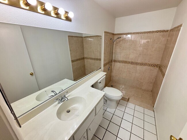 Building Photo - Cute 3Bed/2Bath, 2-Story Home located in t...