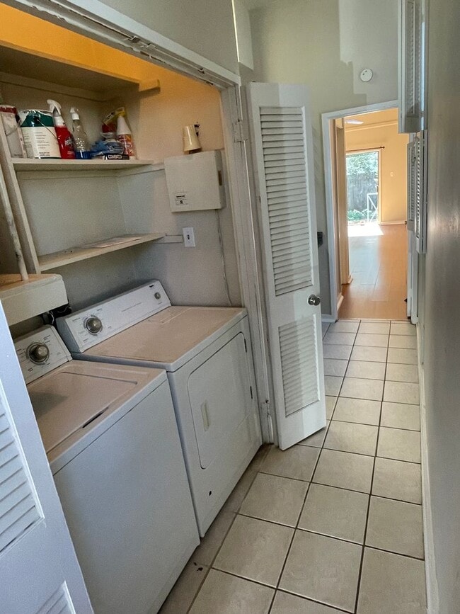 Building Photo - Great 1BD/1BA Uptown, Private Backyard, Laundry in Unit