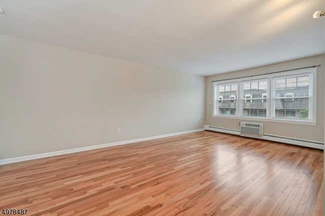 Building Photo - 565 Grove St