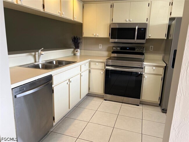 Building Photo - 13076 Cross Creek Ct