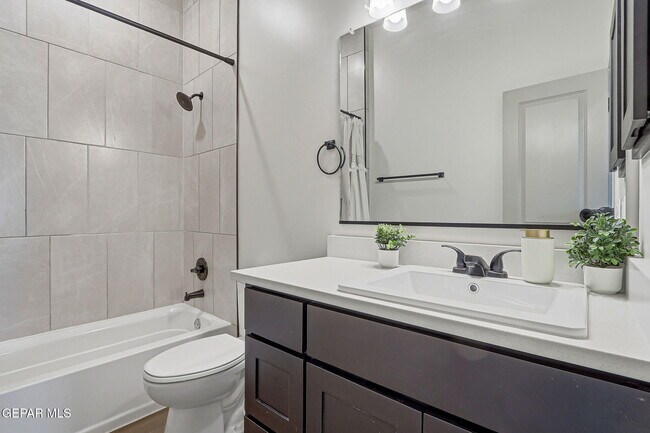 Building Photo - 244 Farnborough St