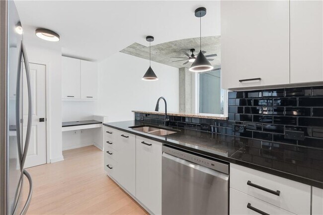 Building Photo - 3324 Peachtree Rd NE