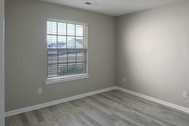 Building Photo - Charming 3BR Ranch in Osprey Woods – Screened Porch & Vaulted Ceilings