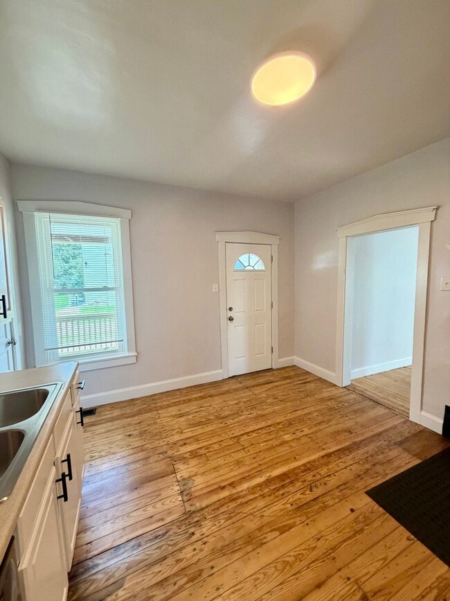 Building Photo - 37 N Kinzer Rd