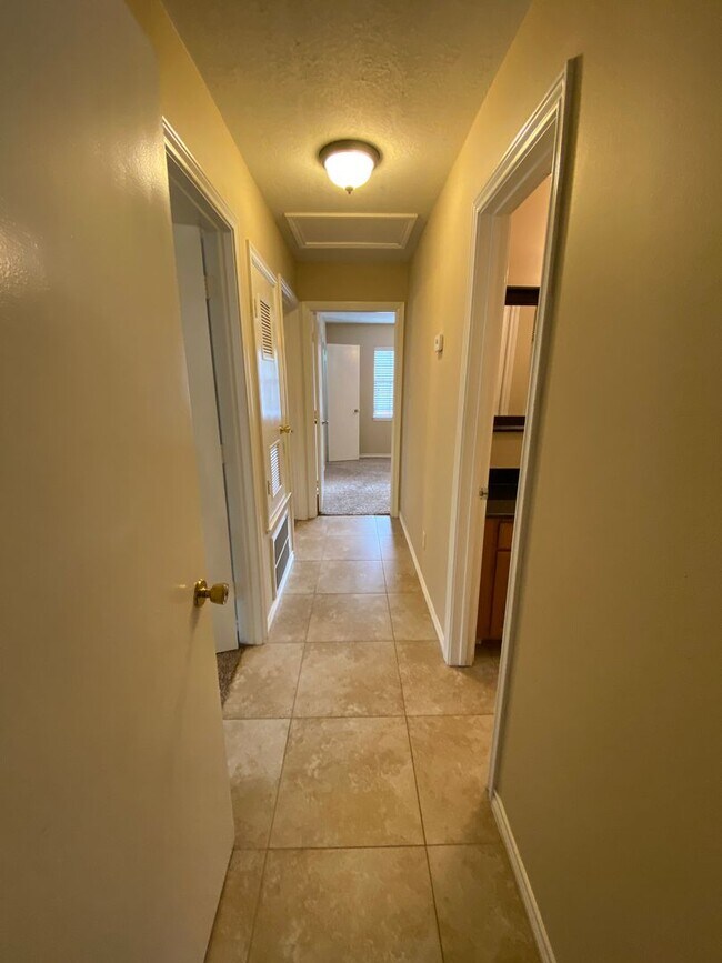 Building Photo - AUGUST PRE-LEASE Spacious & Affordable 3 B...