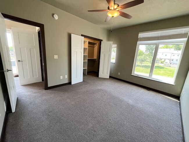 Building Photo - 3 Bed/2.5 Bath Townhome in Downtown Sioux Falls!!