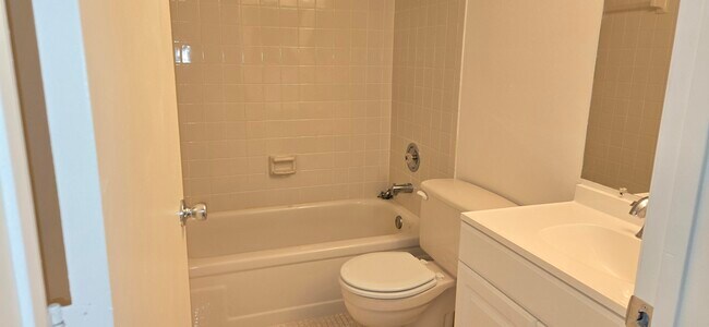 Building Photo - 7300 Lake Cir Dr
