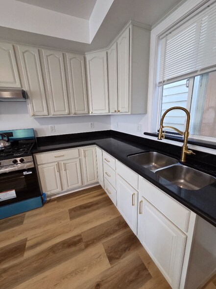 Building Photo - 163 Rae Ave