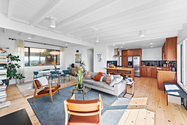 Building Photo - Oceanview Cottage Steps from Iconic Thousand Steps Beach