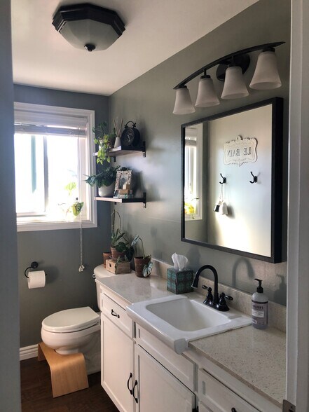 Bathroom - 2940 W Carson St