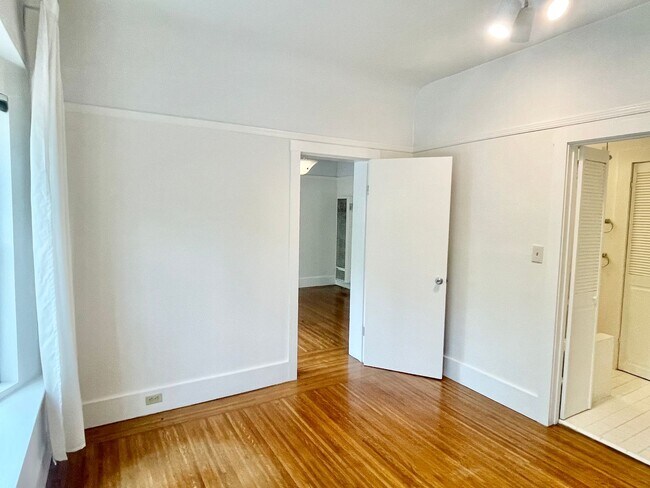 Building Photo - 1127 Cole St