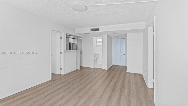 Building Photo - 1145 Normandy Dr