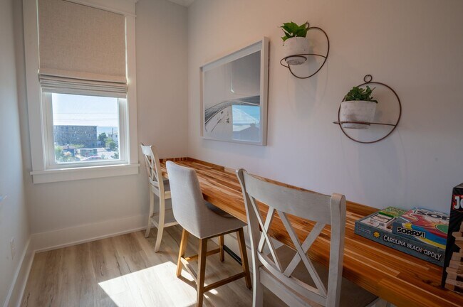 Building Photo - OFF-SEASON FURNISHED BEACH HOUSE AVAILABLE THRU BEGINNING OF APRIL