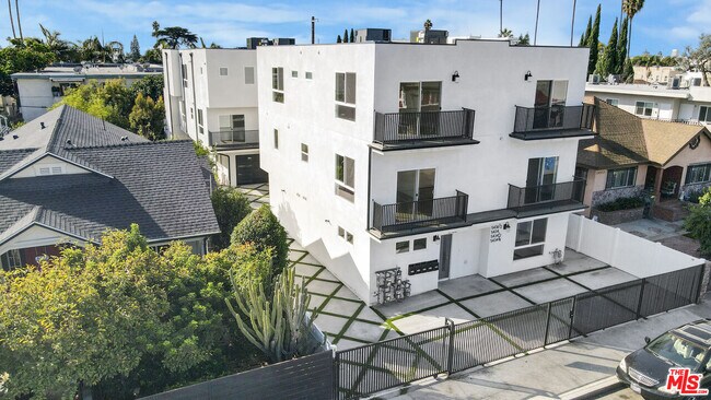 Building Photo - 6021 1/2 Romaine St