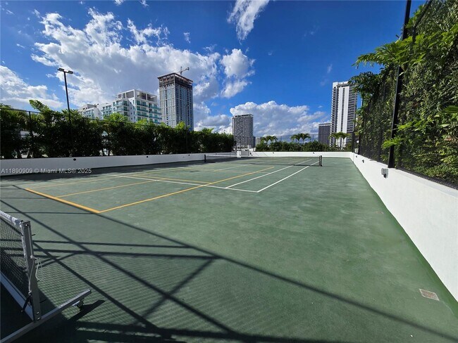 Building Photo - 700 NE 24th St