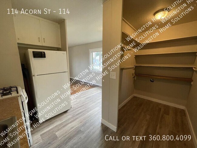 Building Photo - 114 Acorn St