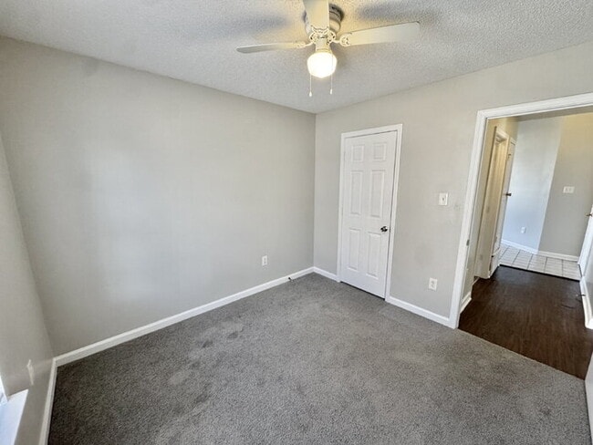 Building Photo - 6416 Valley Oak Dr