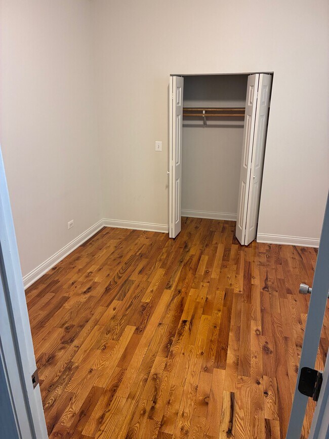 Building Photo - Normal