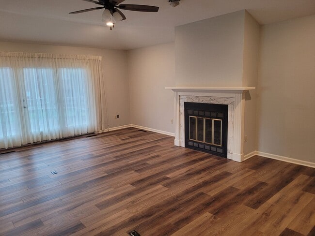 Building Photo - Country Club Villas-2 Bedroom 2 Bath Condo