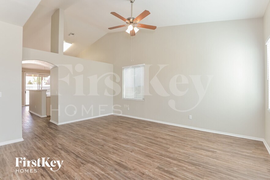 Building Photo - 2920 W Calle Lucinda