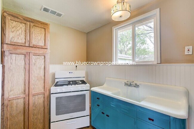 Building Photo - 1300 Bennett Dr